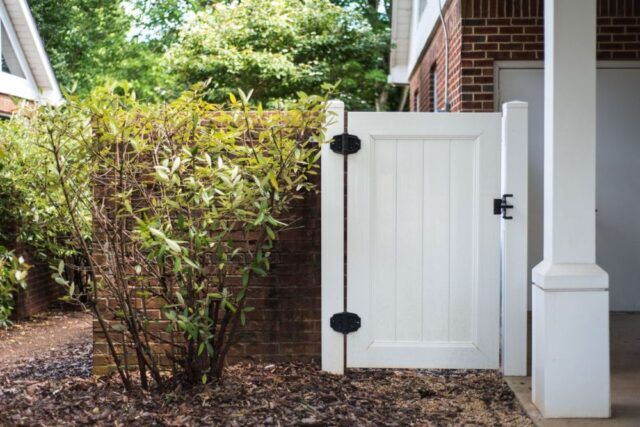 fence-builders-residential-vinyl-fencing-1